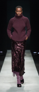 maglione e gonna in sfilata